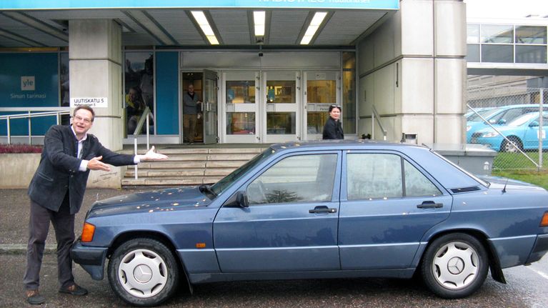 Ihamäki esittelee testiautoaan.