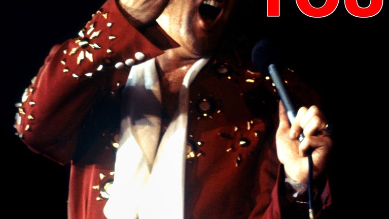 Elvis laulaa.