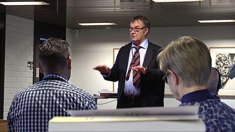 Dosentti Heikki Helin puhuu Kuntatalousjournalismia -kirjan julkistamistilaisuudessa Helsingin kaupungin Tietokeskuksessa.
