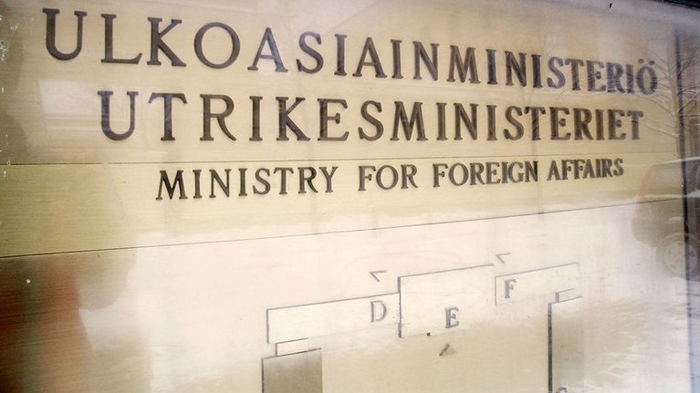 Ulkoasiainministeriön kyltti.