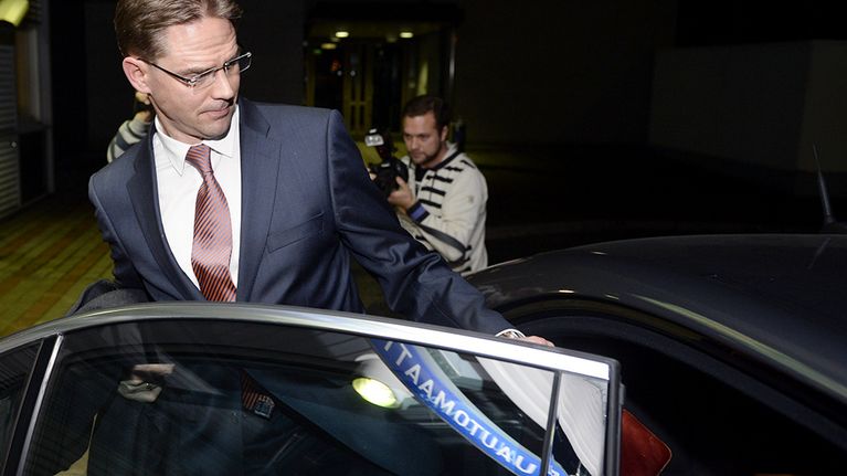 Jyrki Katainen saapumassa Helsinki-Vantaan lentokentälle.