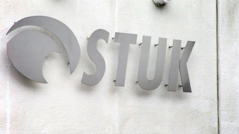 STUK -kyltti säteilyturvakeskuksen seinässä.