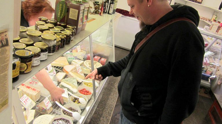 Sami Häkkinen Lahden Kauppahallissa juusto-ostoksilla. 