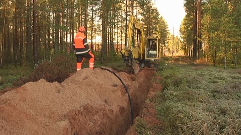 Sähkökaapelia vedetään maan alle Köyliössä.