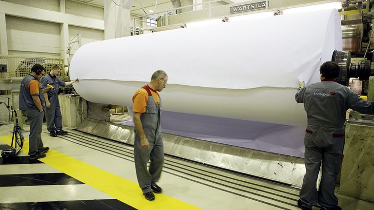 Paperirullien pakkausta Stora Enson tehtailla Kemissä helmikuussa 2008.