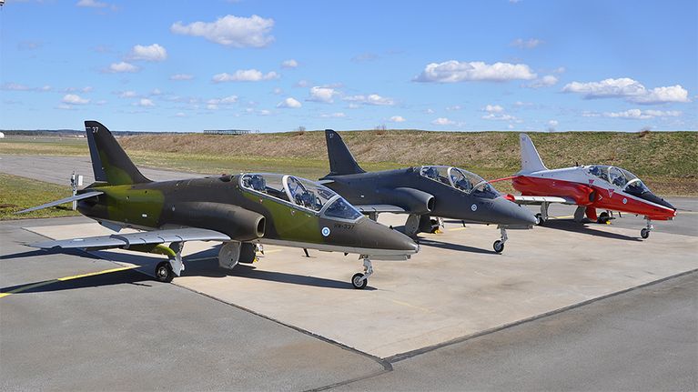 Hawk Mk51, 51Aja Mk 66 -harjoitussuihkuhävittäjät kentällä.