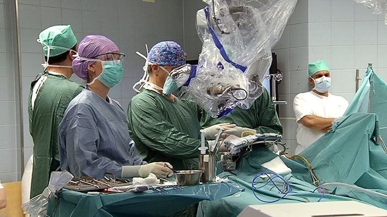 Neurokirurgi Juha Hernesniemi leikkaustiimeineen poistamassa potilaalta epämuodostunutta aivoverisuonta Töölön sairaalassa Helsingissä vuonna 2013.