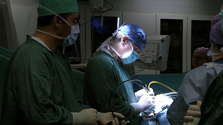 Neurokirurgi Juha Hernesniemi leikkaustiimeineen poistamassa potilaalta epämuodostunutta aivoverisuonta Töölön sairaalassa Helsingissä.