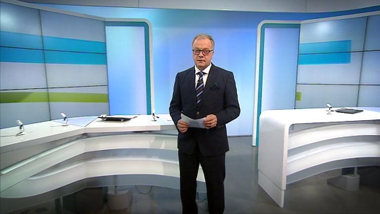 Uutisankkuri Matti Rönkä tv-uutisten studiossa.