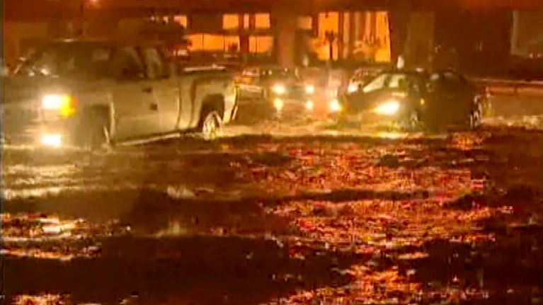 Autot ajavat tulvivalla tiellä Riadissa Saudi-Arabiassa 17. marraskuuta 2013.