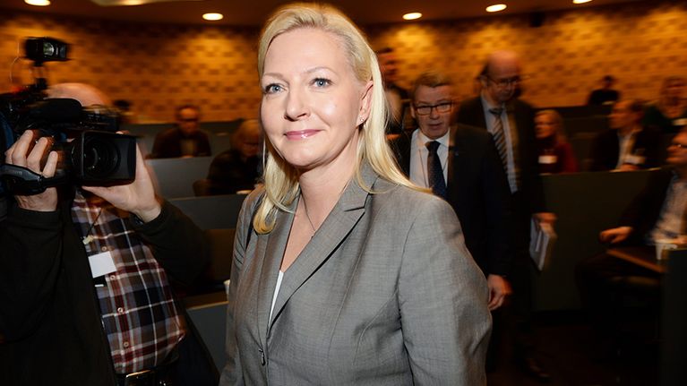 Kevan toimitusjohtaja Merja Ailus saapumassa tiedotustilaisuuteen liittyen Kevan työsuhdeauto- ja työsuhdeasuntoasioihin Helsingissä perjantaina 15. marraskuuta.