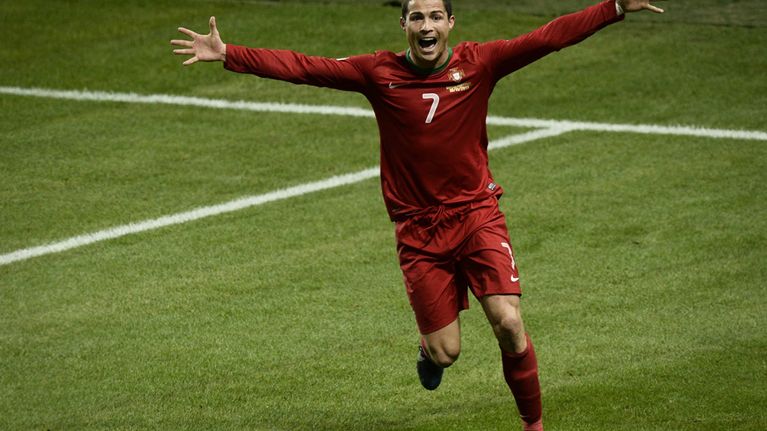 Portugalin Cristiano Ronaldo tuulettaa maaliaan.