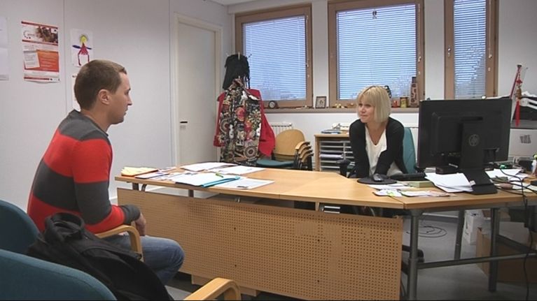 Jevgeni Semsitsin asiantuntija Pauliina Jenun vastaanotolla TE-toimistossa