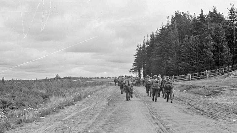 Rukajärventie. Joukkoja matkalla etulinjaan syksyllä 1942