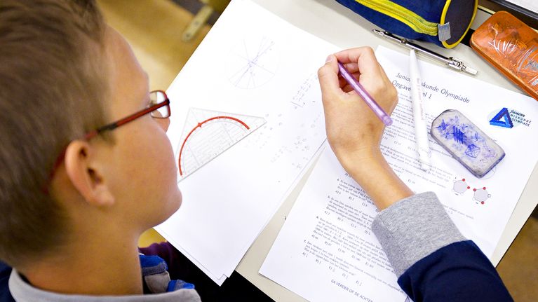 Oppilas tekee matematiikankoetta