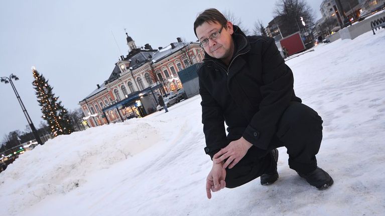Veli Markkanen näyttää, missä toripillkki tapahtunee Kuopiossa.