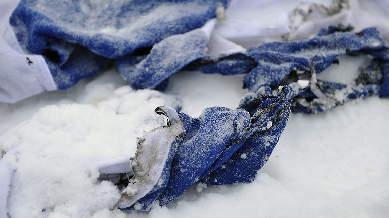 Osittain poltettu Suomen lippu Tampere-talon vieressä Sorsapuistossa kiakkovieraiden itsenäisyyspäivän hulinoinnin jäljiltä lauantaina 7. joulukuuta 2013.