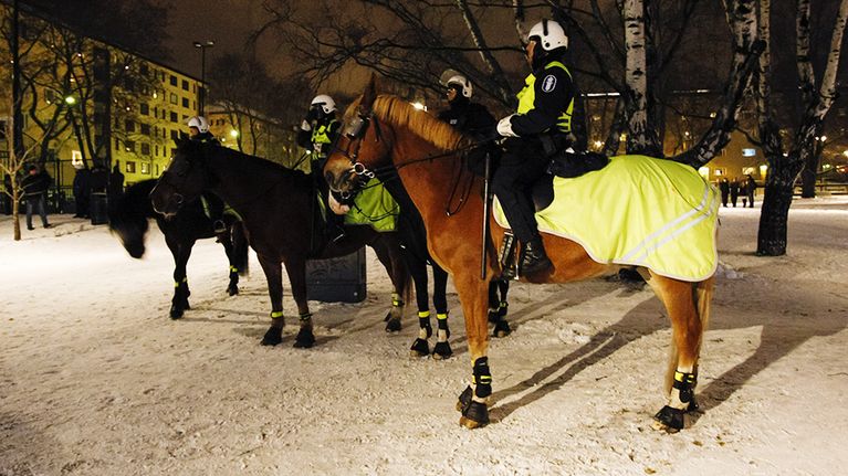 Ratsupoliisit valmiudessa kiakkovieraiden mielenosoituksen varalta Tampere-talon edustalla Tampereella itsenäisyyspäivänä 6. joulukuuta.
