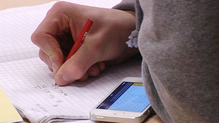 Oppilas matematiikan tunnilla.