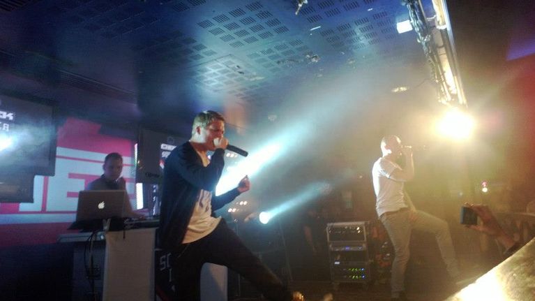 Cheek ja DJ Komet keikalla 2013.
