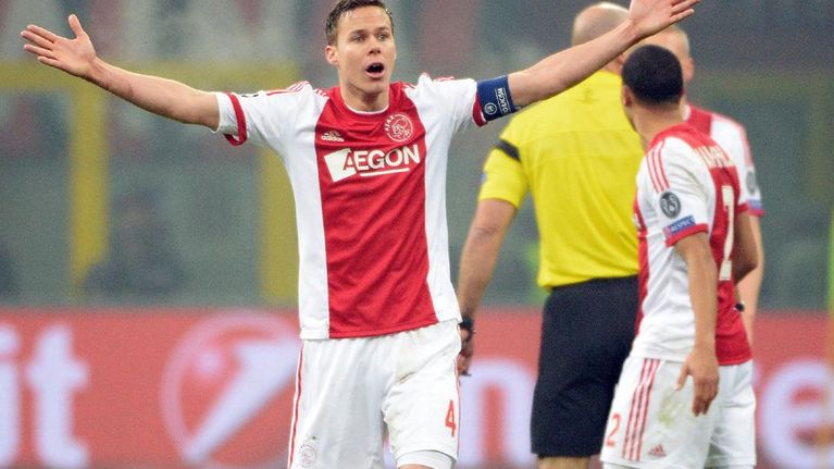 Ajaxin Niklas Moisander levittää kätensä reagoidessaan tilanteeseen.