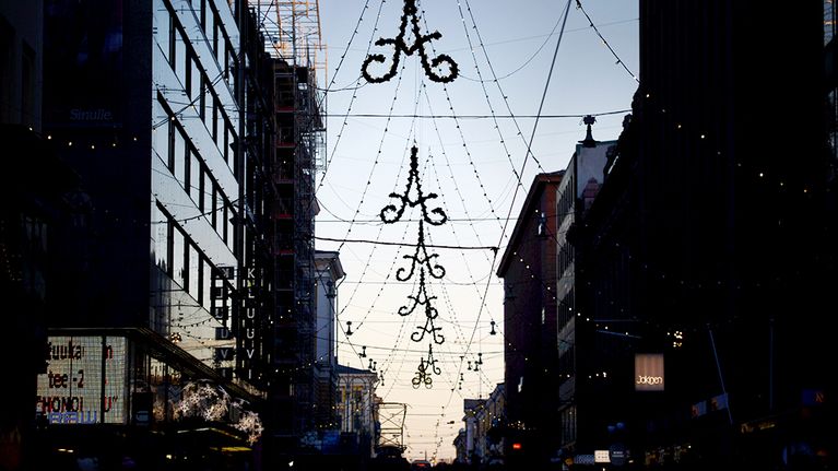Lumeton joulukatu Helsingissä.