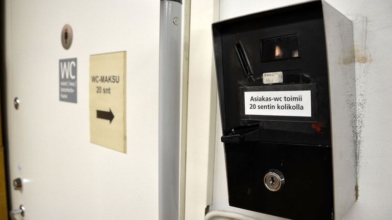 Asiakasvessan oven vieressä on kolikkoautomaatti, joka avaa vessan oven.