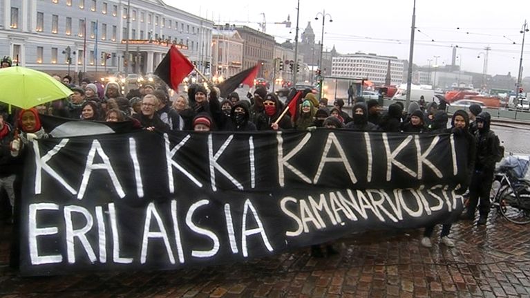 Rasismin vastaisen mielenosoituksen osallistujia.