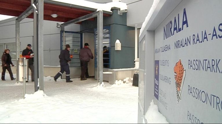ihmisiä menossa passintarkastukseen Niiralassa
