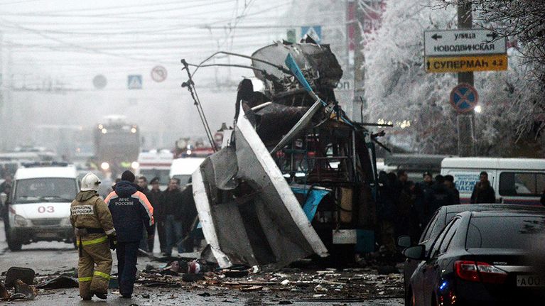 Pelastustyöntekijöitä turmapaikalla Volgogradissa 30. joulukuuta 2013. Toinen räjähdys tapahtui johdinautossa lähellä kaupungin toria aamuruuhkan aikaan.