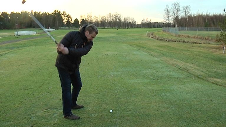 Kokkolan Golfin toiminnanjohtaja Jari Parikka lyö golfpalloa vihreällä kentällä joulukuussa. 