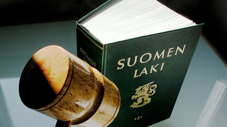 Suomen lain ensimmäinen osa ja puheenjohtajan nuija.