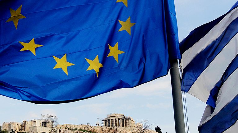 EU:n ja Kreikan liput liehuvat Akropolis-kukkulan vierellä Ateenassa.
