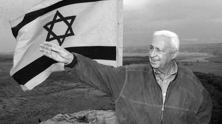 Ariel Sharon tammikuussa 2001 Jordaniassa. 
