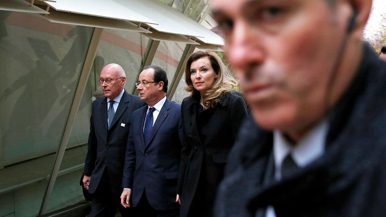 Ranskan presidentti Francois Hollande (2.vas.) ja hänen avopuolisonsa Valerie Trierweiler Pariisissa marraskuussa 2013.