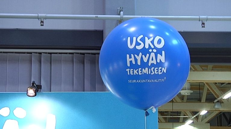Seurakuntavaali-ilmapallo paviljongissa.