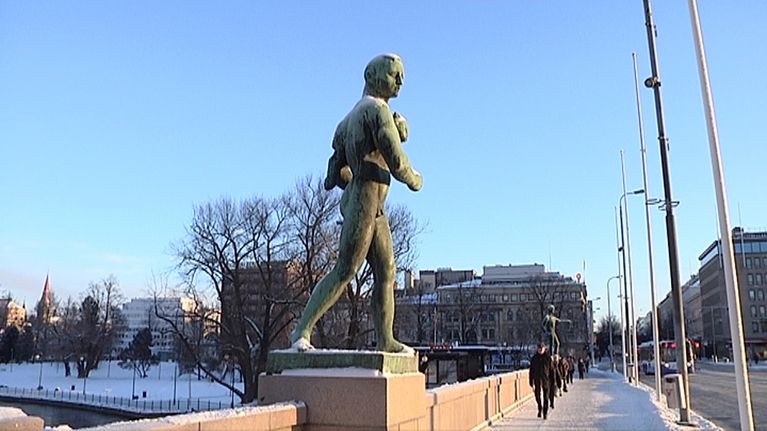 Hämeensillan patsas Eränkävijä.