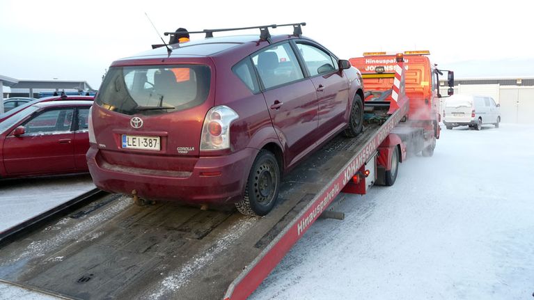Henkilöauto hinausauton lavalla