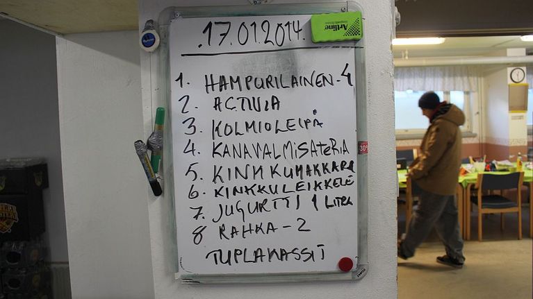 Tussitaululla kerrotaan ruokakassin tarkka sisältö.