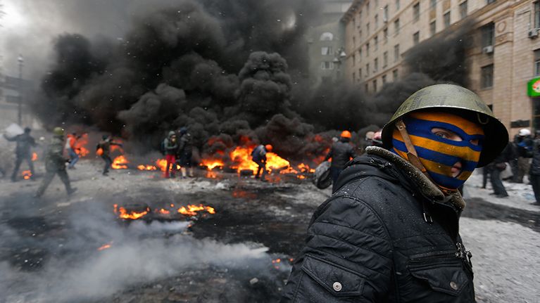 Mielenosoittaja ja palavia renkaita