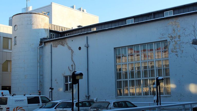 Torni ja juhlasalin suuri ruutuikkuna Valtiotalon sisäpihalla.