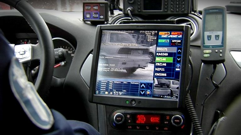 Rekisterikilpien lukulaite poliisiautossa.