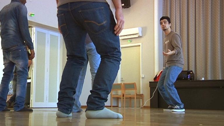 Hozan Omar näyttää mallia oppilaille tanssiaskelissa