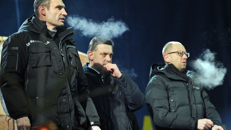 Rivissä opposition edustajat: Vitali Klitško, Oleh Tjahnybok sekä Arseni Jatsenjuk Kiovan Itsenäisyyden aukiolla 25. tammikuuta.