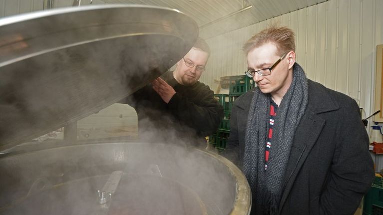 Iso-Kallan Panimon työntekijä Petri Pietikäinen ja panimomestari Pasi Pelkonen kurkkaavat vierreastiaan.