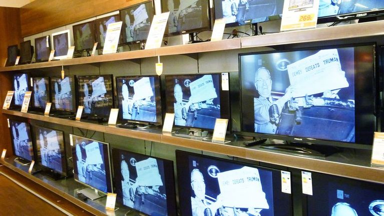 Taulutelevisioita kaupassa. 