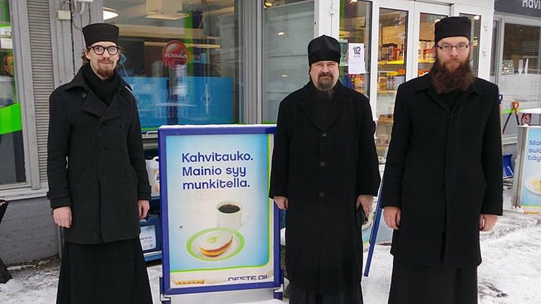 Munkit Karvion huoltoasemalla.