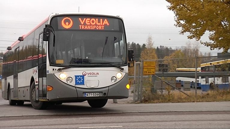 Veolian bussi lähtee varikolta.
