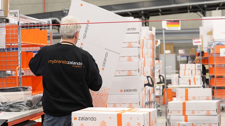 Työntekijä pakkaa tuotteita Zalandon logistiikkakeskuksessa Erfurtissa Saksassa 12. joulukuuta 2012.