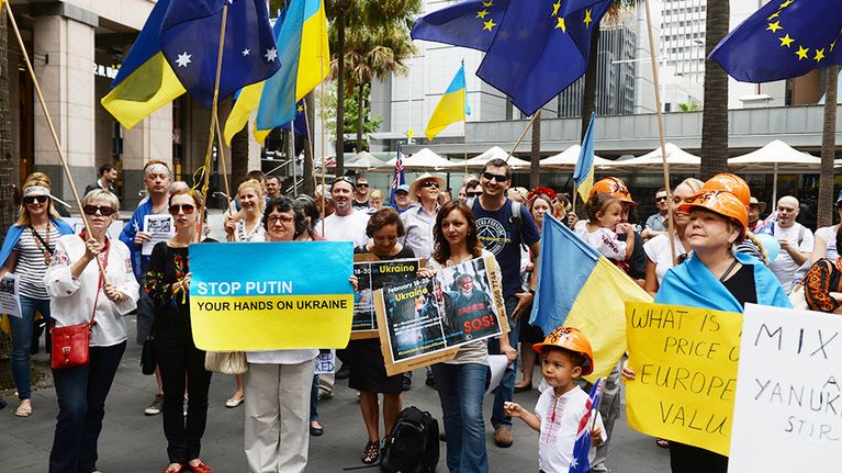 Ukrainan hallituksen vastaiset mielenosoittajat kerääntyivät G20-kokouspaikan ulkopuolelle Sydneyssa 22. helmikuuta.